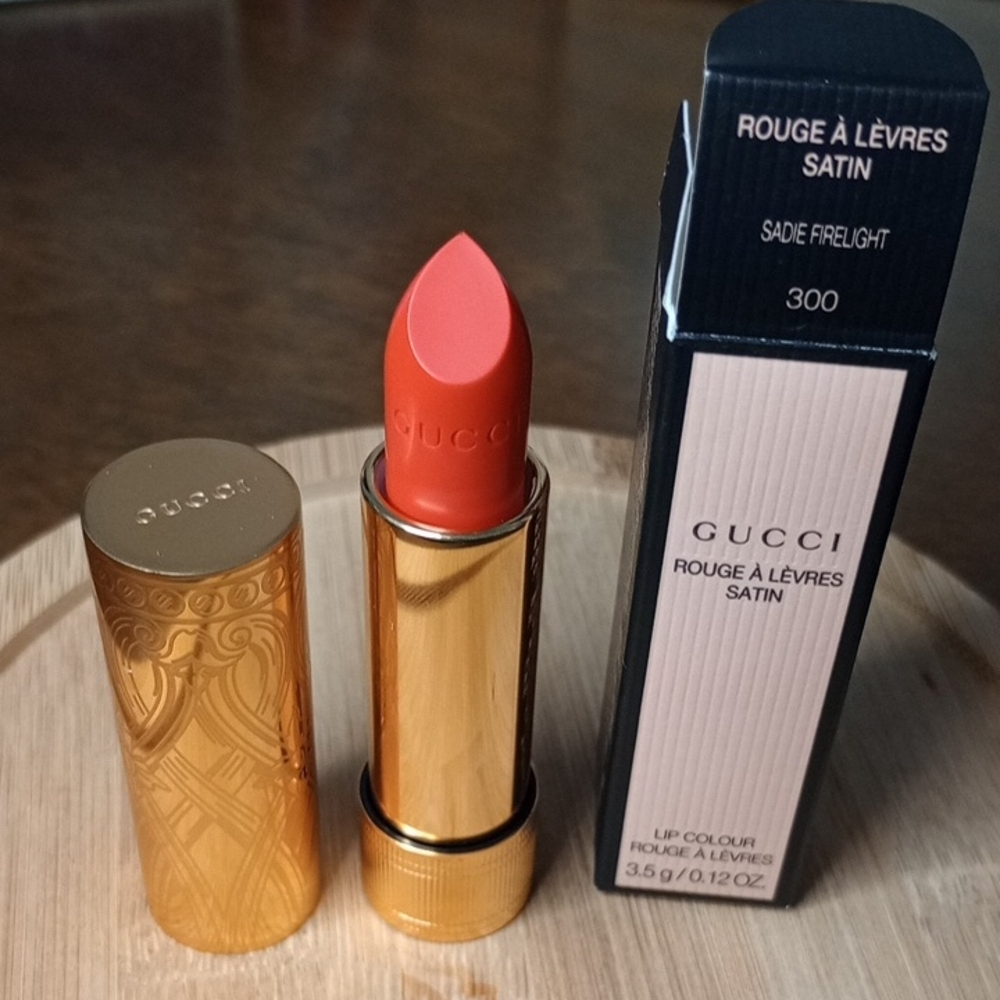 Gucci Satin Lipstick Sadie Firelight 300 - Coral Red